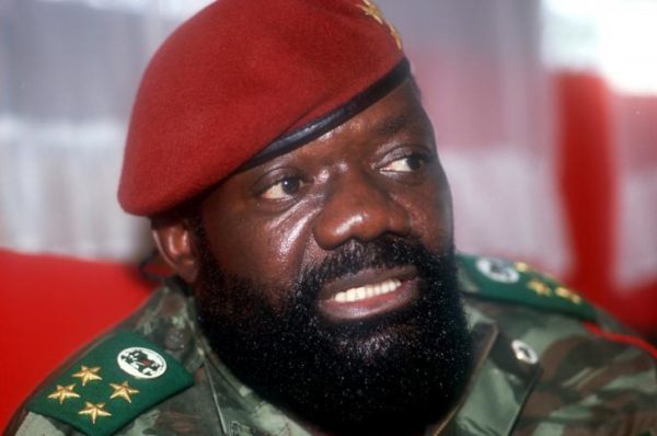 Angola: funérailles publiques du chef rebelle Jonas Savimbi, 17 ans après sa mort