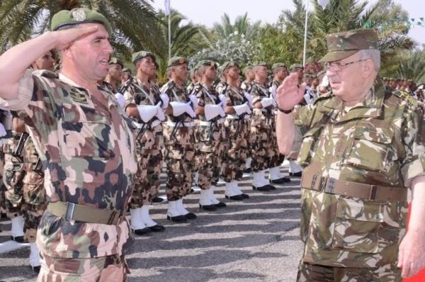 Algérie: les militaires veulent aller aux élections