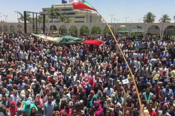 Soudan : l’armée annule ses accords avec les contestataires et appelle à des élections