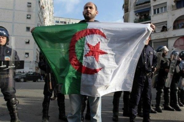 Algérie : à Alger, 57 ans après l’indépendance, la rue fête la « renaissance »