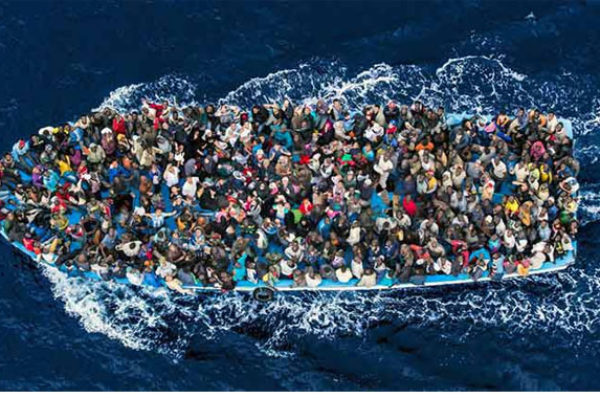 Plus de 100 migrants portés disparus après un naufrage au large de la Libye