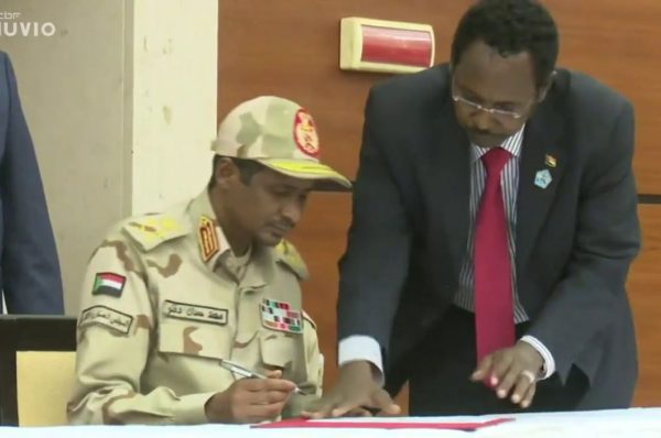 Soudan: signature d’un accord entre militaires et chefs de la contestation
