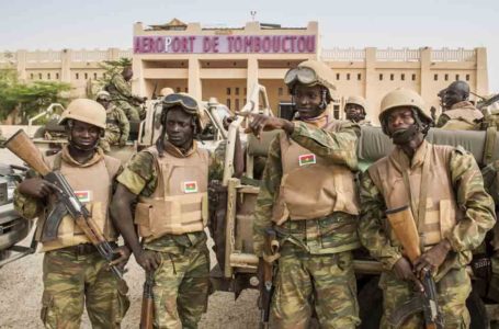 Les premiers éléments de la 3e compagnie d’infanterie motorisée burkinabaise arrivent à l’aéroport de TOMBOUCTOU.
Ces soldats burkinabés sont déployés au MALI dans le cadre de la MISMA.