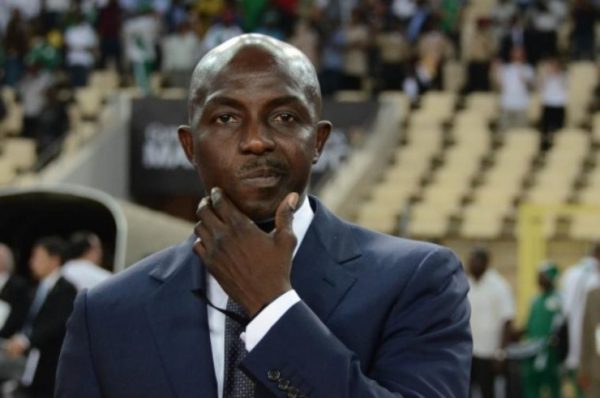 Un ancien entraîneur nigérian de la FIFA, Siasia, suspendu