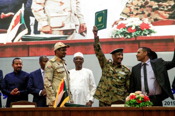 Le Soudan scelle l’accord historique de transition vers un pouvoir civil
