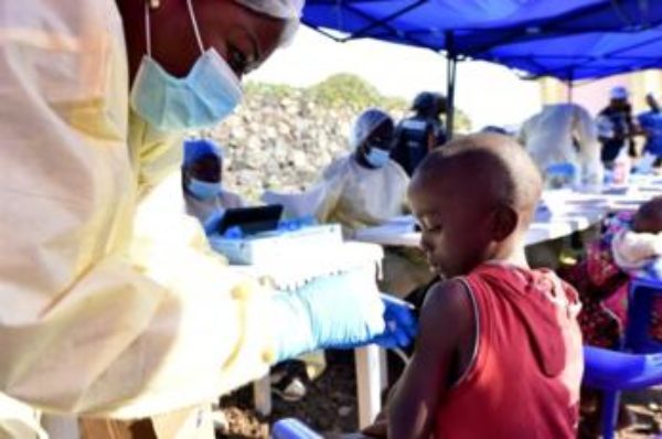 RDC: bientôt un deuxième vaccin anti-Ebola, l’OMS accusée de « rationner » le premier