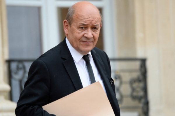 Jean-Yves Le Drian en visite au Cameroun pour encourager l’ouverture politique