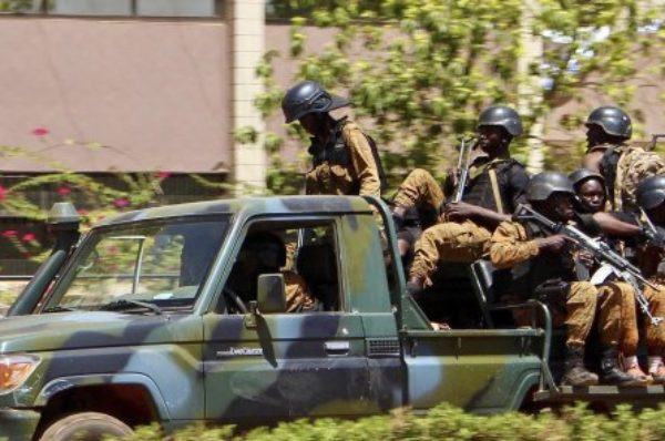 Burkina : 16 personnes tuées dans une mosquée, un millier de manifestants contre le « terrorisme »