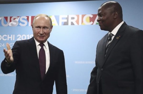 Centrafrique : à Sotchi, Faustin-Archange Touadéra demande des « armes lourdes » à Vladimir Poutine