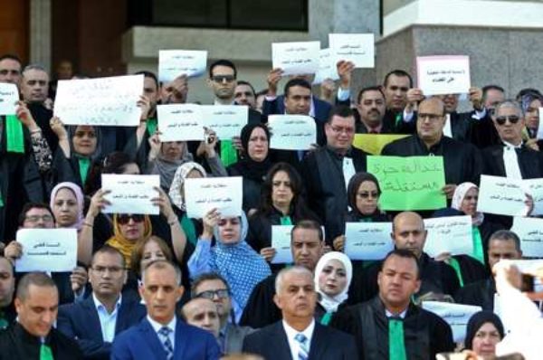 Algérie : les tribunaux paralysés, des verdicts repoussés