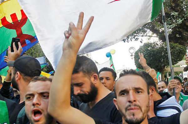 Algérie : des porteurs de drapeaux berbères écopent de 6 mois de prison ferme