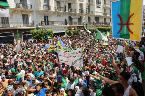 Algérie: des peines de prison pour avoir brandi le drapeau berbère