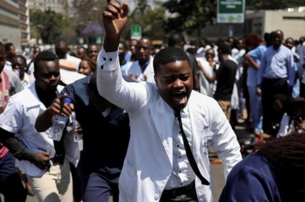 Le Zimbabwe licencie 211 médecins en grève alors que l’économie se détériore