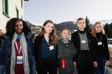 « J’ai compris la définition du mot racisme » : la militante Vanessa Nakate rognée d’une photo au Forum de Davos