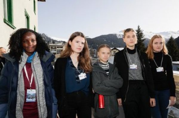 « J’ai compris la définition du mot racisme » : la militante Vanessa Nakate rognée d’une photo au Forum de Davos