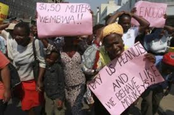 Les fonctionnaires du Zimbabwe rejettent l’offre du gouvernement de doubler les salaires