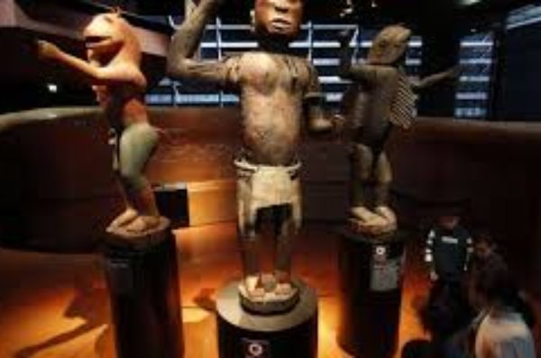 Retour au Bénin de vingt-huit objets appartenant aux anciens rois d’Abomey