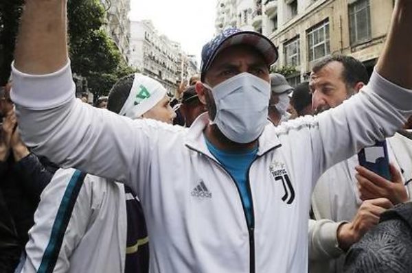 L’Algérie interdit les manifestations, mais se maintient au stade 2