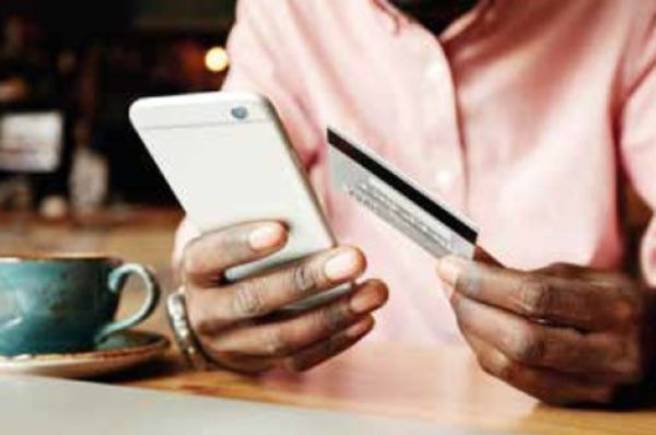 Pandémie : en Afrique, mobile money et m-banking font la guerre au cash