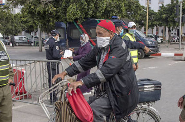 Confinement, couvre-feu, état d’urgence, cordon sanitaire : chaque pays a sa piste. Mais un défi demeure : faire face à l’avancée de la pandémie.