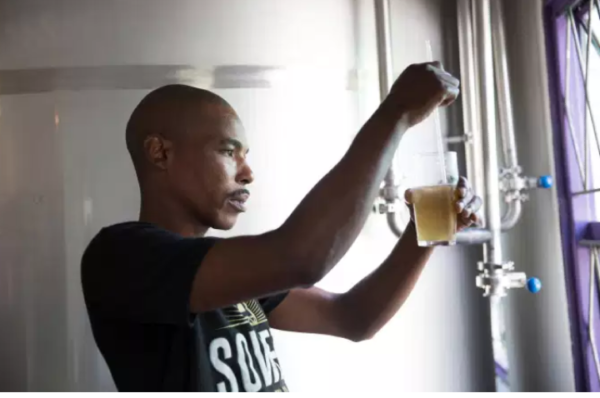 Coronavirus : en Afrique du Sud, la bière maison renaît à la faveur du confinement