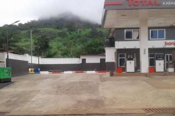 Total vend ses réseaux de stations-service au Liberia et en Sierra-Leone