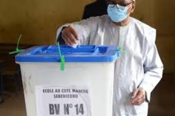 Législatives au Mali : le parti d’Ibrahim Boubacar Keïta en tête, sans majorité absolue
