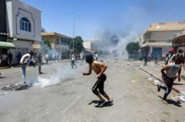 Affrontement entre policiers et manifestants en recherche d’emploi dans la ville tunisienne de Tataouine