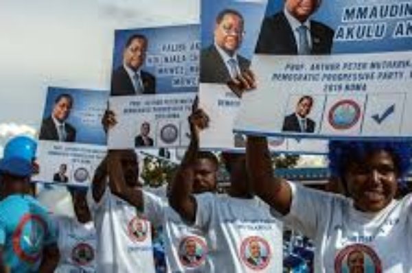 Un an après la présidentielle annulée, le Malawi retourne aux urnes