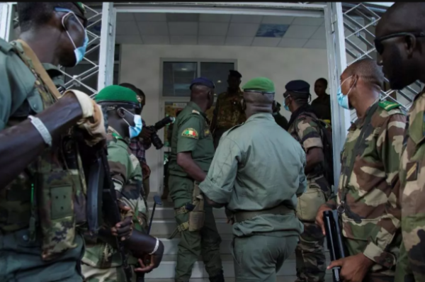 La junte militaire malienne libère deux détenus, l’ONU rencontre le président déchu