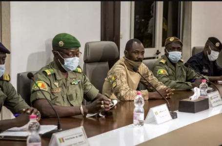 Le colonel Assimi Goïta (au centre), qui s’est déclaré chef du Comité national pour le salut du peuple, lors d’une rencontre avec une délégation de la Cédéao à Bamako, au Mali, le 22 août 2020