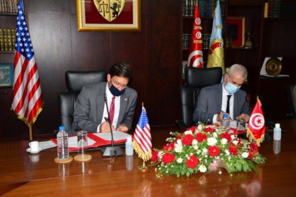 Le chef du Pentagone signe à Tunis un accord de coopération militaire