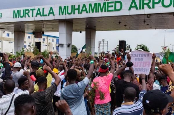Couvre-feu à Lagos après des violences en marge de manifestations pacifiques