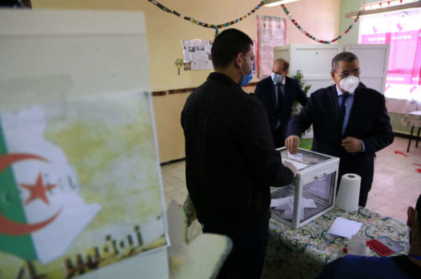 Réforme constitutionnelle en Algérie : victoire du « oui » malgré une abstention record