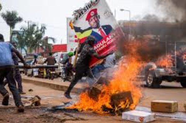 Ouganda : à deux mois de la présidentielle, l’inquiétante mobilisation d’hommes armés en civil