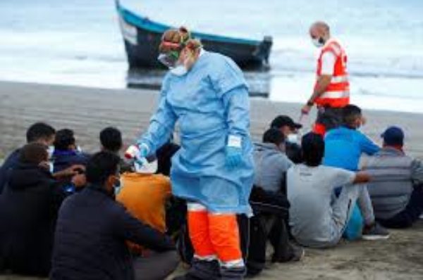 Sur les îles Canaries, les arrivées massives de migrants africains font craindre l’apparition d’une « nouvelle Lesbos »