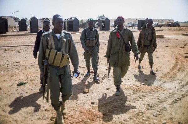 Mali : l’armée accusée de crimes de guerre, des groupes armés de crimes contre l’humanité