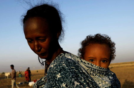 Des réfugiés, qui ont fui les combats dans la région du Tigré, à la frontière soudano-éthiopienne le 22 novembre 2020. Mohamed Nureldin Abdallah / REUTERS