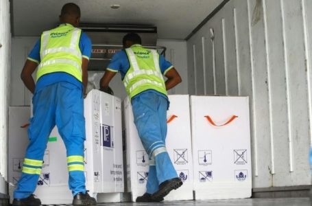 Des employés de l’aéroport déchargent des doses de vaccins contre le Covid-19 fournies par le dispositif Covax, le 24 février 2021 à Accra, au Ghana
afp.com – Nipah Dennis