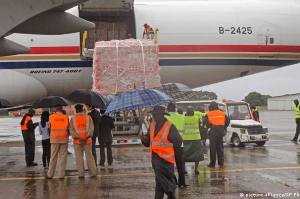 Ebola : les vaccins arrivent en Guinée, début de la vaccination