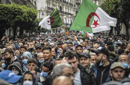 Des milliers de manifestants se sont retrouvés à Alger pour le deuxième anniversaire du Hirak. © belga image