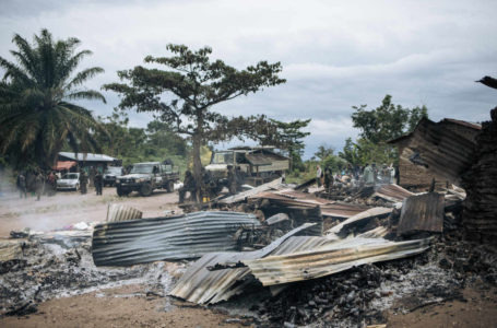 Des maisons brûlées dans le village congolais de Manzalaho, près de Beni, le 18 février 2020, après une attaque attribuée aux Forces démocratiques alliées (ADF). ALEXIS HUGUET / AFP