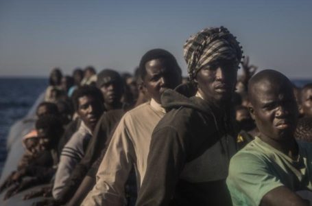 Sur cette photo des migrants et réfugiés africains de différents pays sauvés par une ONG au large de la Libye, le 4 mars 2017. Des actions humanitaires menées par le HCR et la France visent à les aider avant qu’ils ne tentent de traverser la Méditerranée. 
©AP Photo/Santi Palacios
