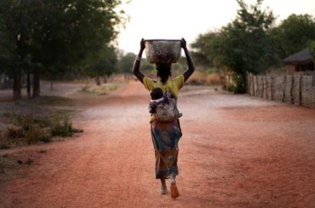 Une femme centrafricaine qui parcoure des longues distances à la recherche de l’eau