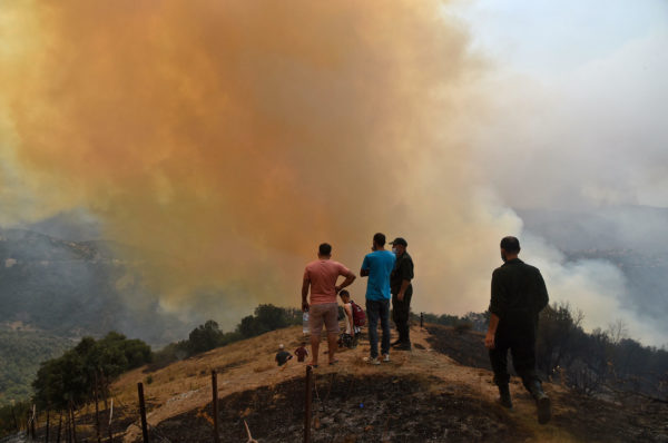 Algérie : des incendies continuent de ravager le nord du pays, le bilan s’alourdit