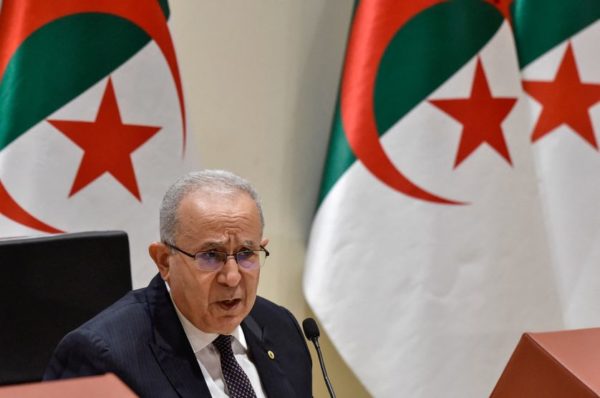 L’Algérie convoque l’ambassadeur de France en réaction à la décision de réduire le nombre de visas