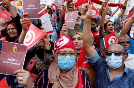 Des manifestants portant drapeaux et copies de la Constitution à Tunis, ce 26 septembre. | REUTERS / ZOUBEIR SOUISSI