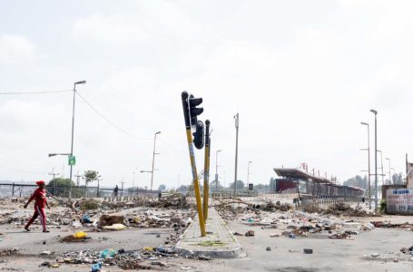 Route fermée par la communauté de Boomtown en raison de coupures de courant depuis 6 mois. Orlando East Boomtown, Johannesburg, 29 octobre 2021. LINDOKUHLE SOBEKWA/MAGNUM PHOTO POUR «LE MONDE»