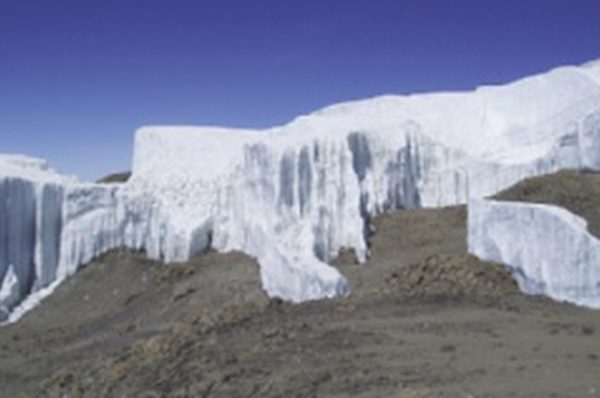 Alors que les glaciers africains fondent, des millions de personnes sont confrontées à la sécheresse et aux inondations, selon l’ONU