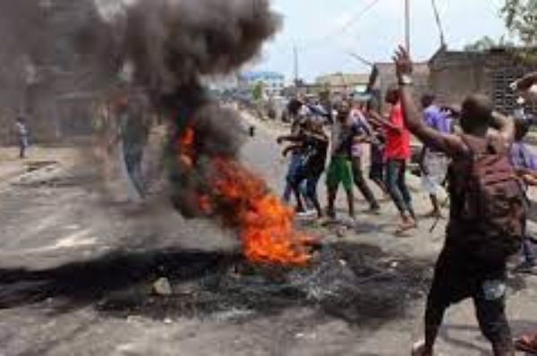 Les manifestations au Congo deviennent violentes alors que les législateurs choisissent le chef de la commission électorale